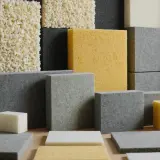 Pannelli di schiuma di varie forme e colori, ideali per l'isolamento acustico.