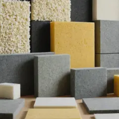 Pannelli di schiuma di varie forme e colori, ideali per l'isolamento acustico.