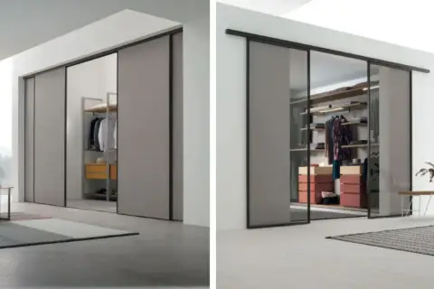 Porte scorrevoli per cabine armadio in cartongesso, con un'anta in vetro che rivela un interno ordinato e moderno.