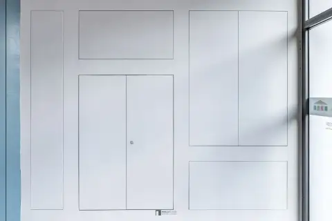 Pannelli a filo muro con ante in cartongesso, un design minimalista che nasconde accessi e vani.