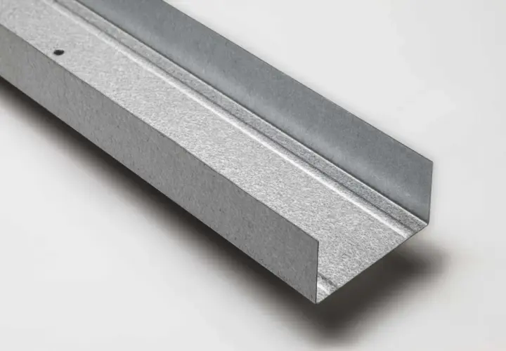 Profilato metallico zincato, ideale come rinforzo cartongesso per cappa, garantisce stabilità e durata.