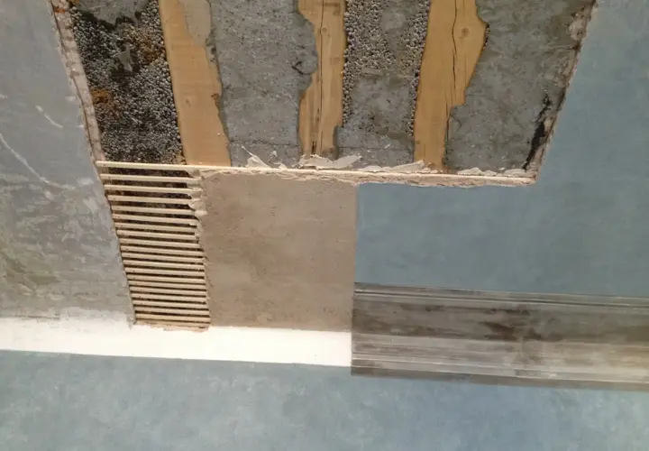 Soffitto in fase di ristrutturazione: travi a vista, intonaco grezzo e una parte già pitturata. Dopo l'intonaco posso pitturare il resto.