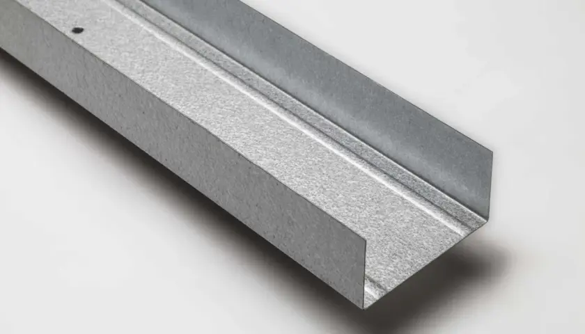 Profilato metallico zincato, ideale come rinforzo cartongesso per cappa, garantisce stabilità e durata.