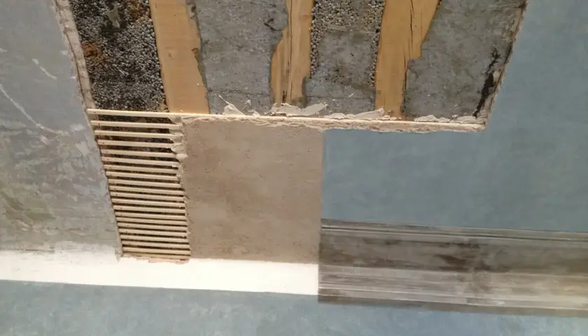 Soffitto in fase di ristrutturazione: travi a vista, intonaco grezzo e una parte già pitturata. Dopo l'intonaco posso pitturare il resto.