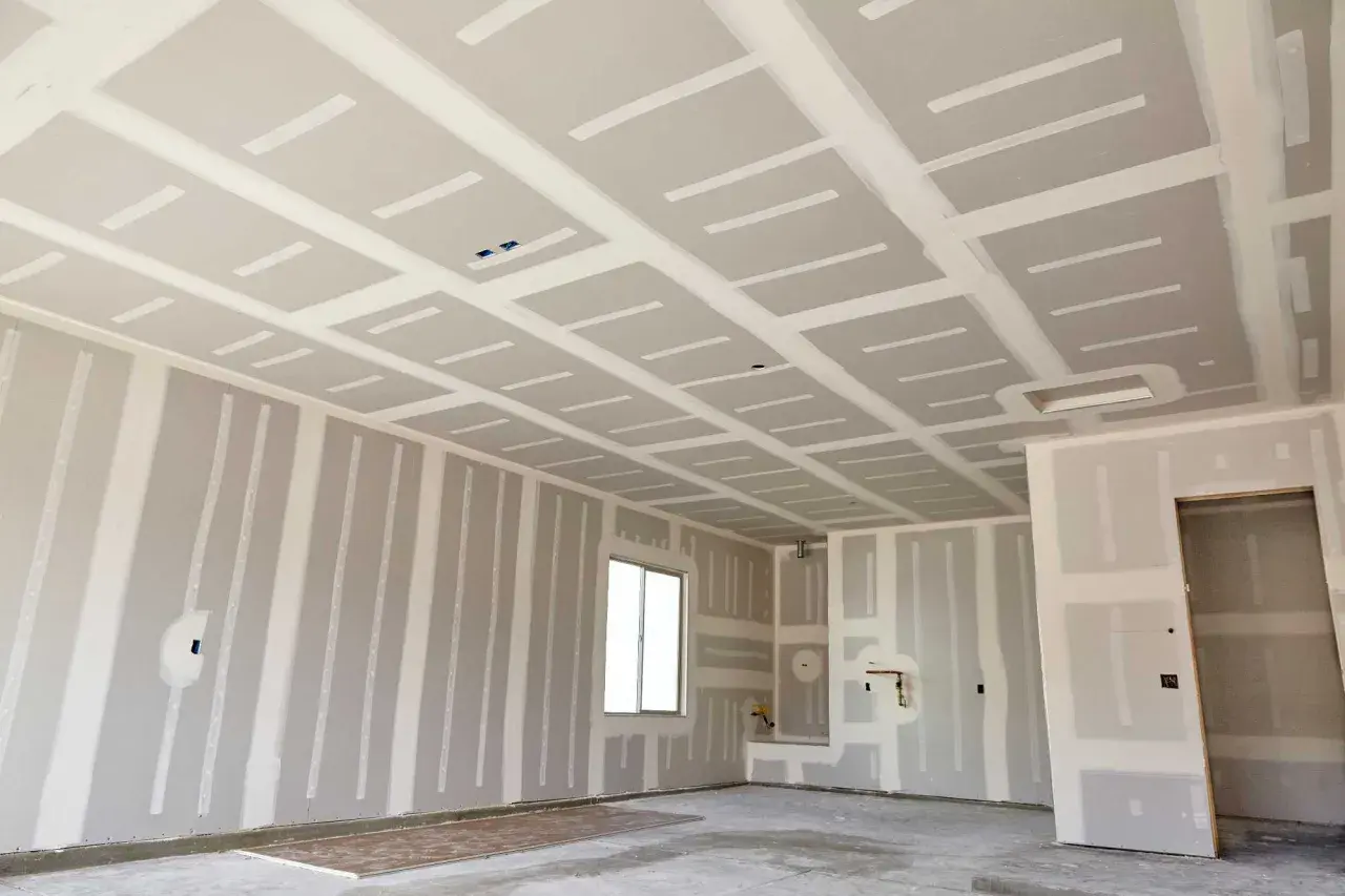 Interno di un locale in costruzione con pareti e soffitto in cartongesso, in attesa del passaggio degli impianti.