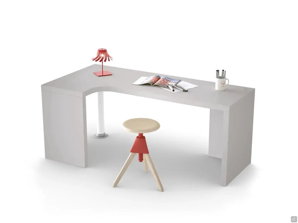 Scrivania in cartongesso angolare con sgabello, lampada rossa e tazza sorridente.