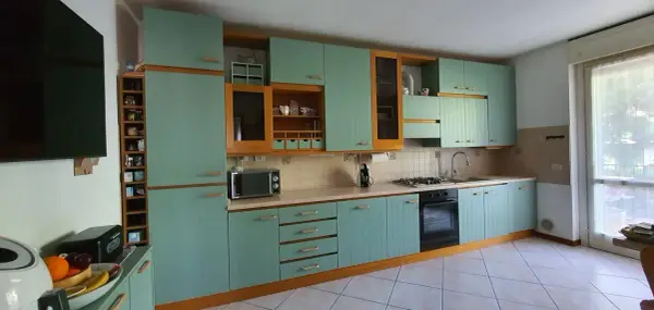 Cucina con ante in legno verniciate di azzurro, un progetto di restyling per rinnovare il look.